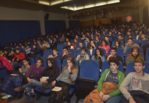 Un Auditorio repleto de estudantes con motivo da proxección do documental “O que hai que facer para non ir ao mar”